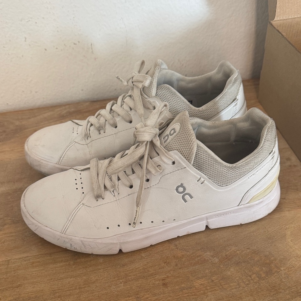 On Running women’s White Roger Sneakers size 8.5